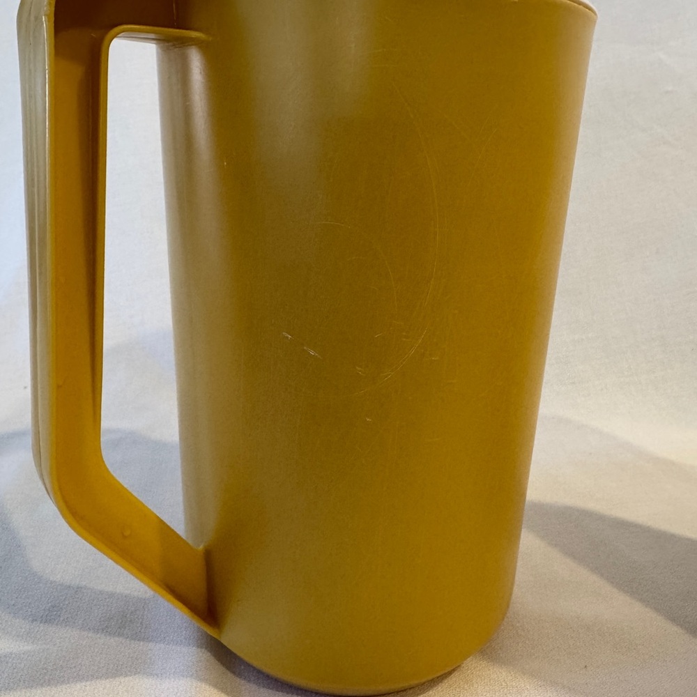 Vintage Yellow Rubbermaid Pitchers Lot 2 (1 Gallon and 2.25 Qt) with Lids USA - Picture 5 of 9